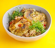 Куриное бедро с кисло-сладким соусом и ананасом