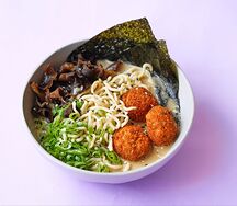 Сливочный рамен с древесными грибами и куриными митболами 