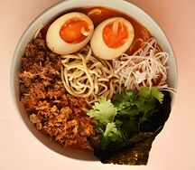 Томатный рамен с говядиной и хрустящим луком 