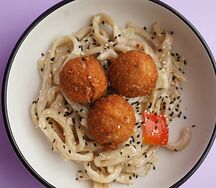 Удон с митболами в орехом соусе