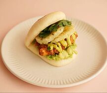 Бао с хрустящим цыпленком халапеньо