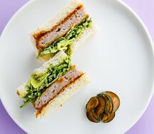 Сэндвич кацу-сандо с хрустящим цыпленком