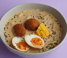 Сливочный рамен с митболами и яйцом 