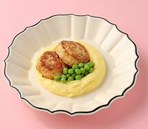Котлеты из цыпленка с пюре и зеленым горошком