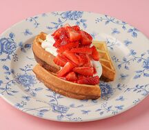 Вафли с клубникой и сметанным кремом