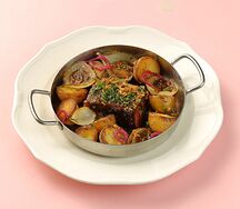 Брискет с запеченным молодым картофелем и луком