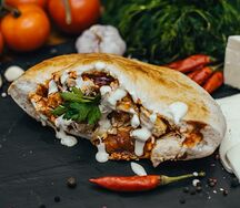 Фирменная шаурма в тандырной лепешке с курицей