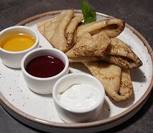 Блинчики с малиновым соусом и сметаной