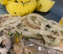 Сельдь с картофелем и маринованным луком со дна моря