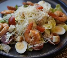 Салат Цезарь с тигровыми креветками
