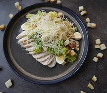 Салат Цезарь из фермерского цыпленка