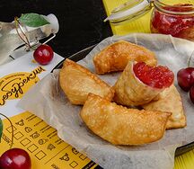 Мини-чебурек с вишневым джемом