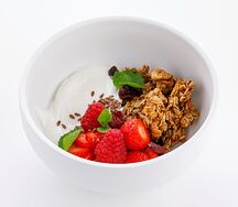 Гранола с клубникой и малиной