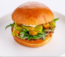 Булочка со скрэмблом и лососем