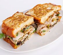 Сэндвич с индейкой и маринованной грушей