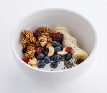 Гранола с голубикой и бананом