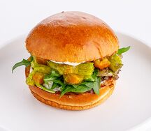 Булочка со скрэмблом и лососем