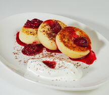 Сырники с вишней и греческим йогуртом