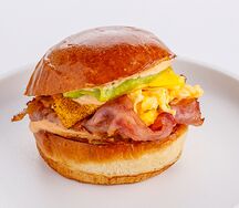 Булочка со скрэмблом, беконом и авокадо