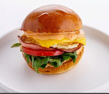 Булочка с глазуньей и колбасой