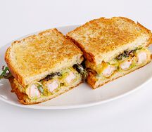 Сэндвич с креветками темпура и авокадо