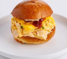 Булочка со скрэмблом и карамельным луком