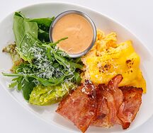 Завтрак Скрэмбл, бекон и авокадо