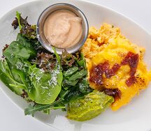 Завтрак: скрэмбл и карамельный лук