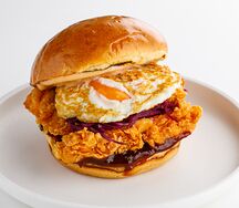 Булочка с хрустящей курицей и глазуньей