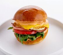 Булочка с глазуньей и колбасой бургер