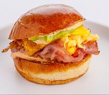 Булочка со скрэмблом, беконом и авокадо