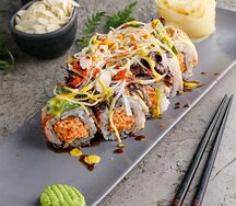 Ролл Копченый угорь с хрустящим крабом и салатным миксом