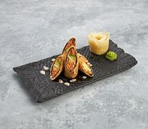 Ролл темпура с крабом и ореховым соусом