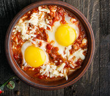 Яичница в томатном соусе с сыром сулугуни