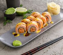 Ролл Гриль-лосось со спайси-крабом и соусом манго