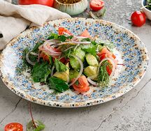 Салат с розовыми томатами и авокадо