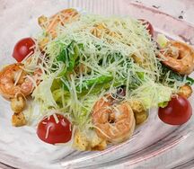 Салат Цезарь с креветками