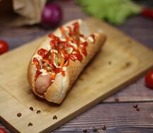 Хот-дог с маринованным огурцом