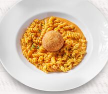 Паста Фузилли с шаром фрита 