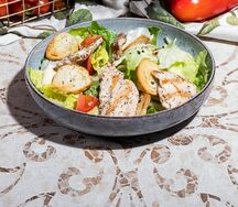 Салат Цезарь с цыпленком