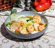 Салат Цезарь с тигровыми креветками