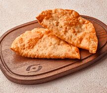 Пара чебуреков с курицей