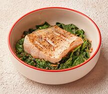 Судак с жареным шпинатом