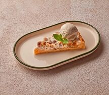 Пирог с яблоками и фундуком