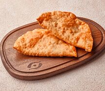 Пара чебуреков с бараниной