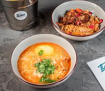 Обед плов с говядиной и куриным супом с домашней лапшой и перепелиными яйцами