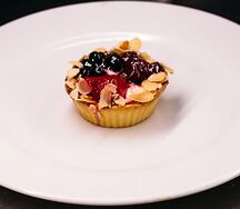 Корзиночка песочная с ягодами и творожной начинкой