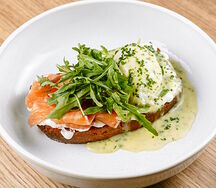 Бриошь с лососем и соусом Голландез