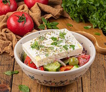 Салат из помидоров и огурцов с брынзой