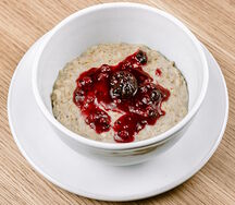 Каша овсяная с ягодным вареньем